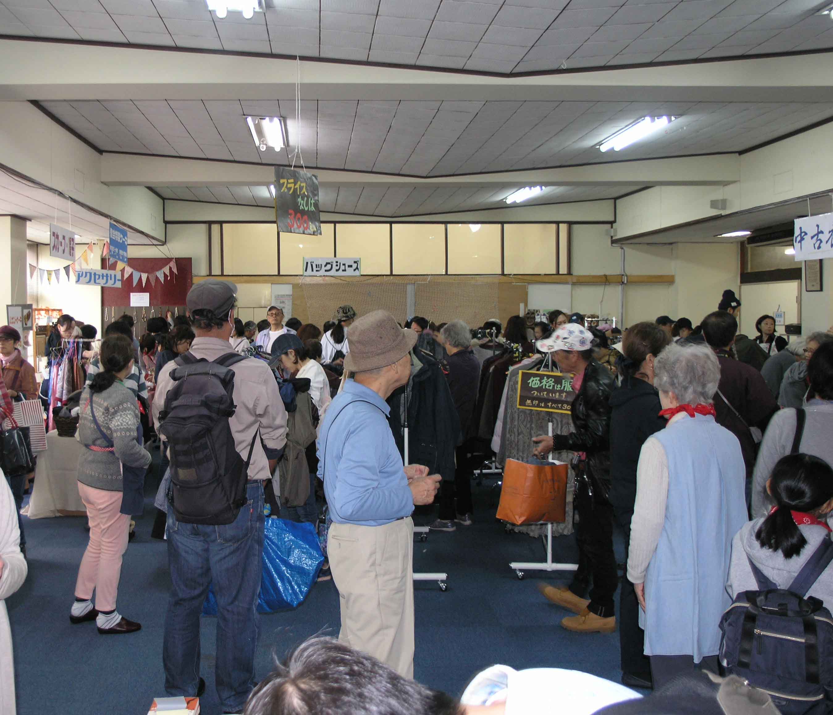 ホール内の中古衣料売り場です